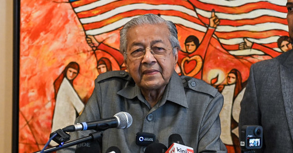 Mahathir Says Not Wrong For Govt MPs To Topple Anwar Like They Did To