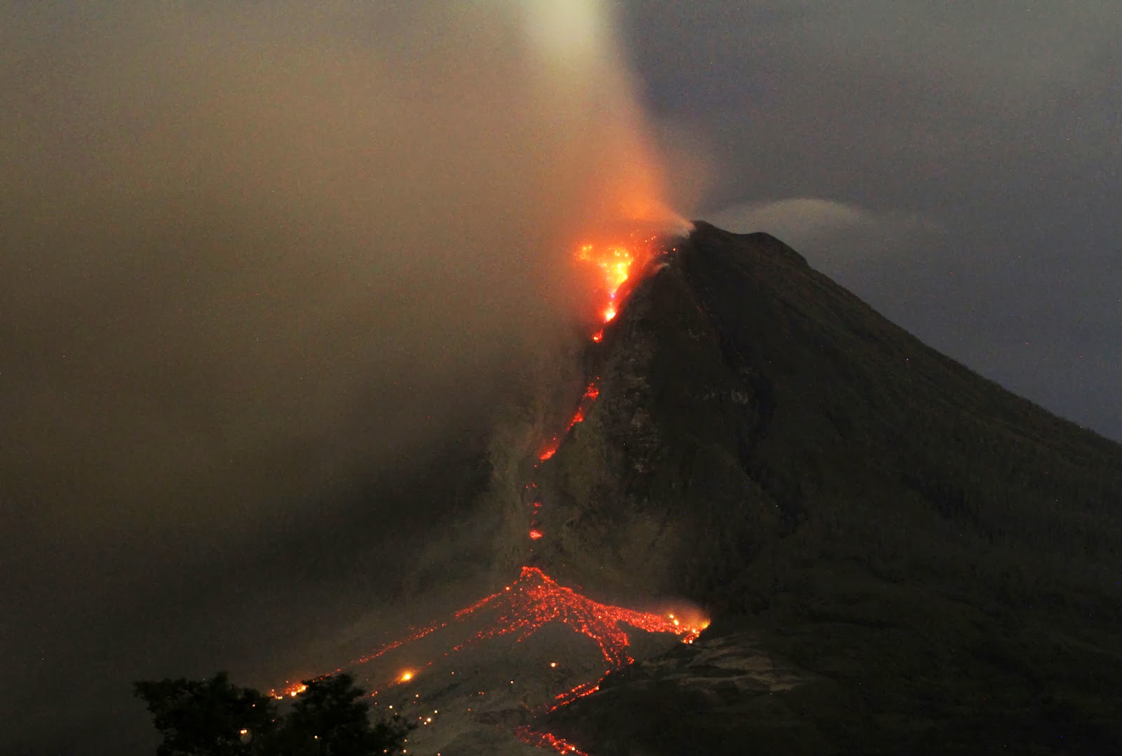 [SHARE] Volcanic Ash From Sumatra Expected To Reach Malaysia