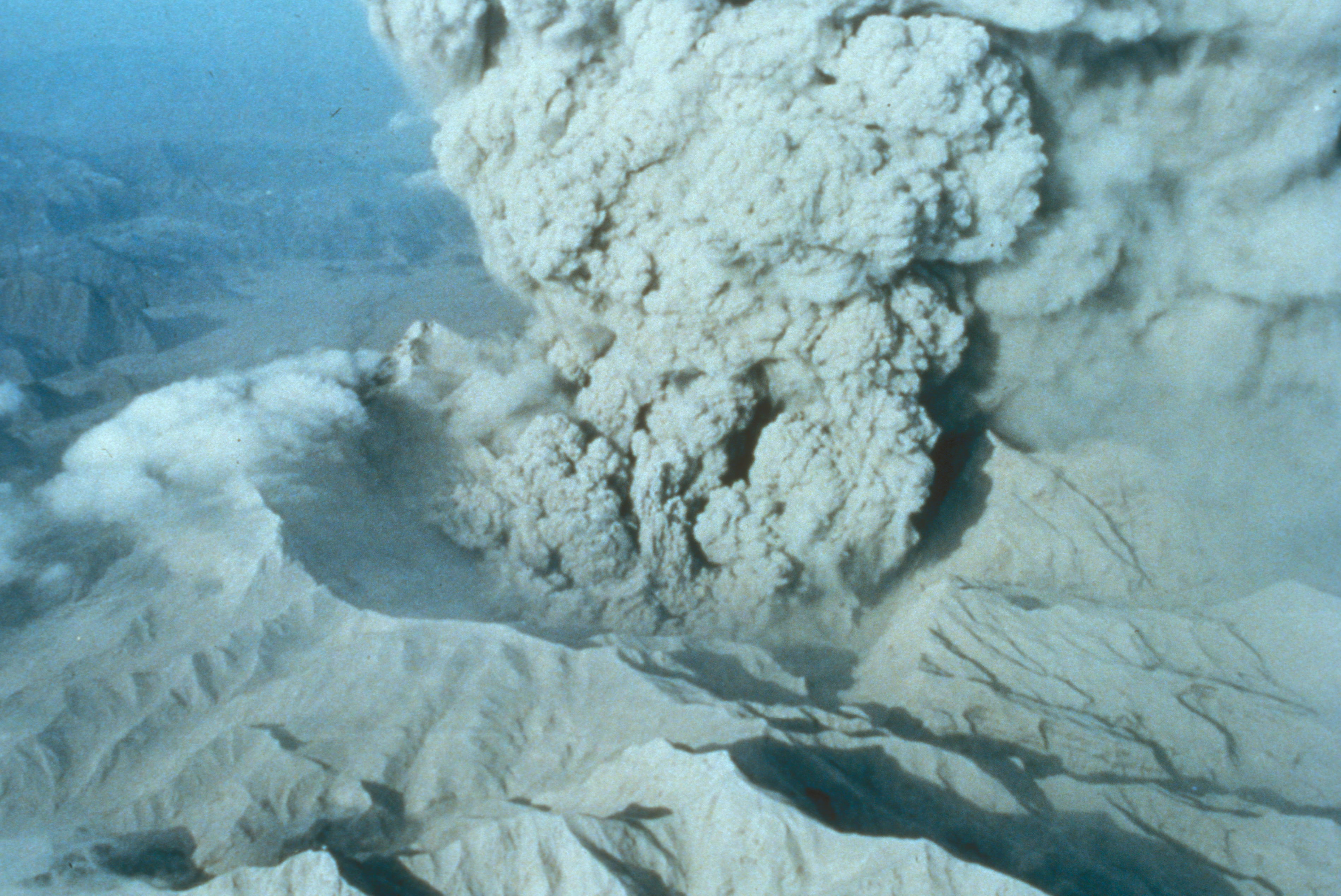 16 Powerful Photos And Videos Of Mt Pinatubos Destructive Volcanic Eruption 2196