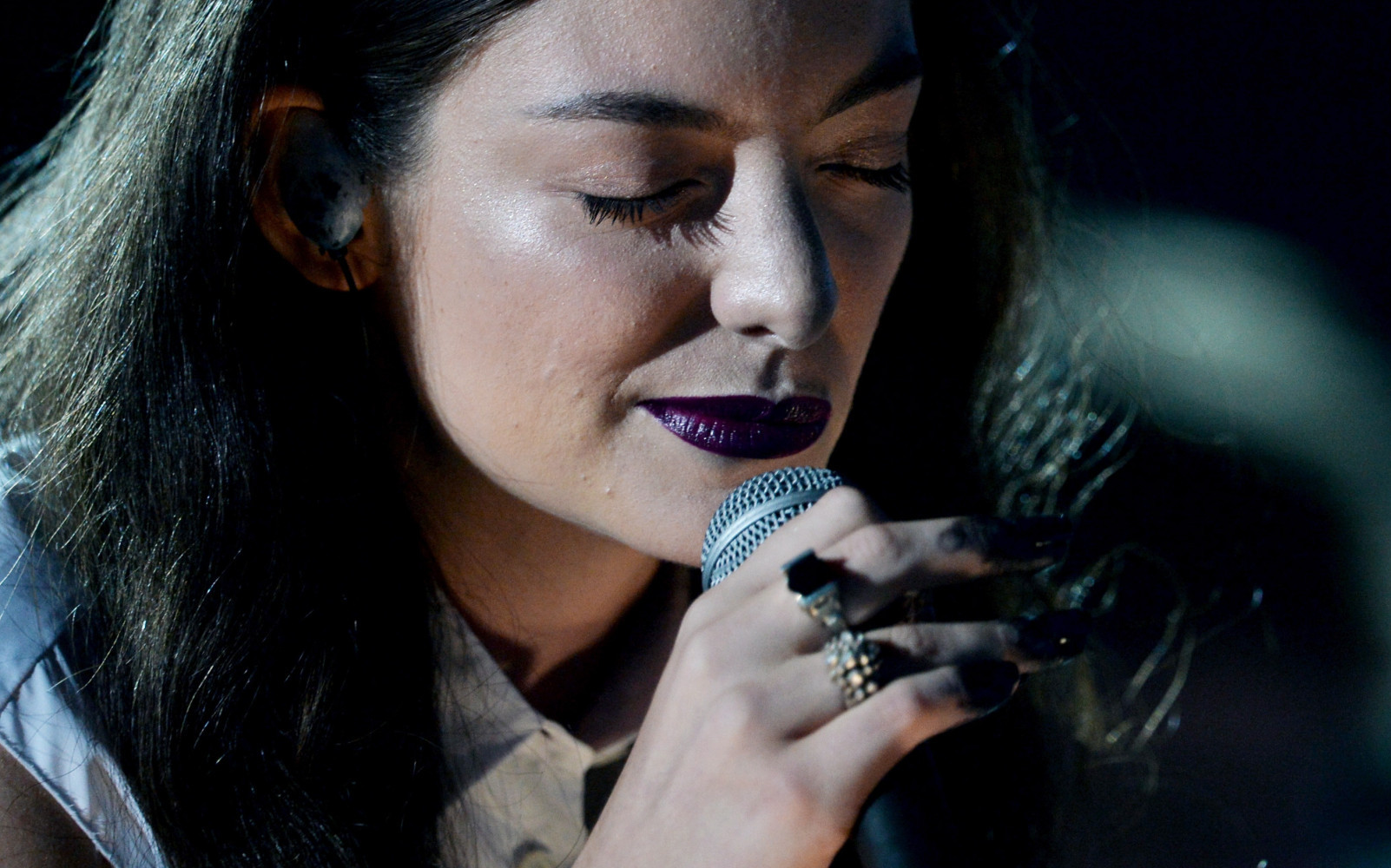 17 talk. Lorde Grammy Nails. Lorde Mustache.