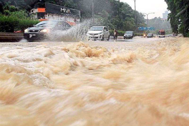 Traffic Brought To A Crawl As Midday Thunderstorm Wreaked Havoc In KL