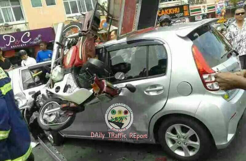 [GAMBAR] Penghantar Piza Cedera Motor 'Tersangkut' Atas Kereta