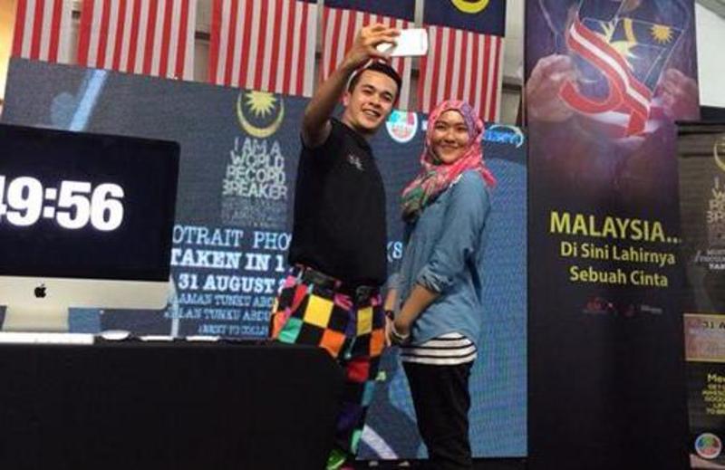 Malaysians Attempt To Break Guinness World Record For The Most Selfies Taken In An Hour