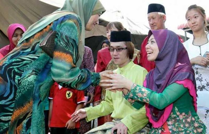  GAMBAR Pasangan Cina  Pilih Konsep Perkahwinan  Melayu 