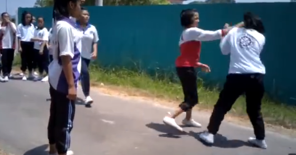 Shocking Video Of Sabahan School Girls Attacking Each Other Goes Viral