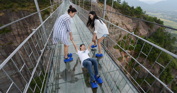 Stomach-Churning Photos Of People Trying To Cross China's Giant Glass ...