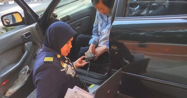 This JPJ Officer Is Praised For Going Out Of Her Way To Help A Disabled ...