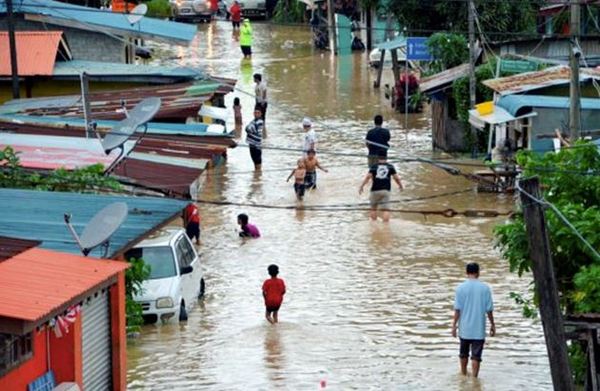 [GAMBAR] Banjir Kilat Sedang Melanda Teruk Di Sarawak. Tapi Kenapa