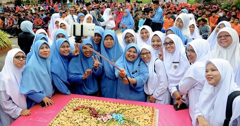  GAMBAR Cikgu Cikgu Ni Terus Jadi Comel Bila Pakai Baju  