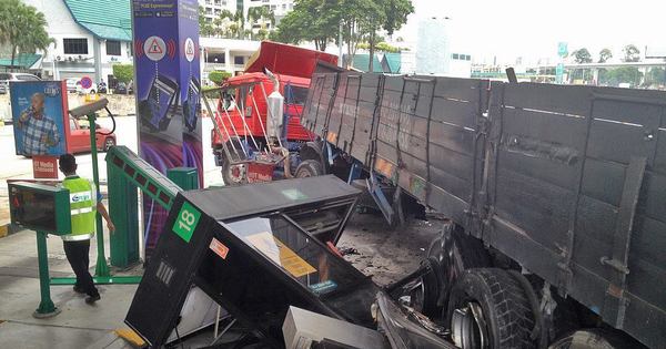 [GAMBAR] Lori Hilang Kawalan Rempuh Pondok Tol Dan Dua 