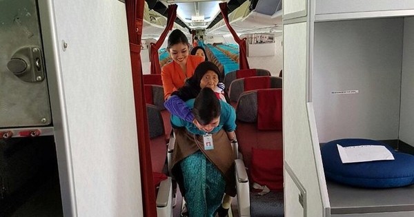 Air Stewardess  On KL Jakarta Flight Goes Barefoot To 