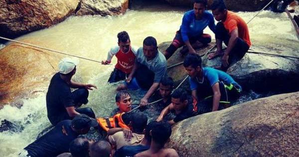 A Teenager Spent 5 Hours In A River After His Leg Got Stuck Between Two ...