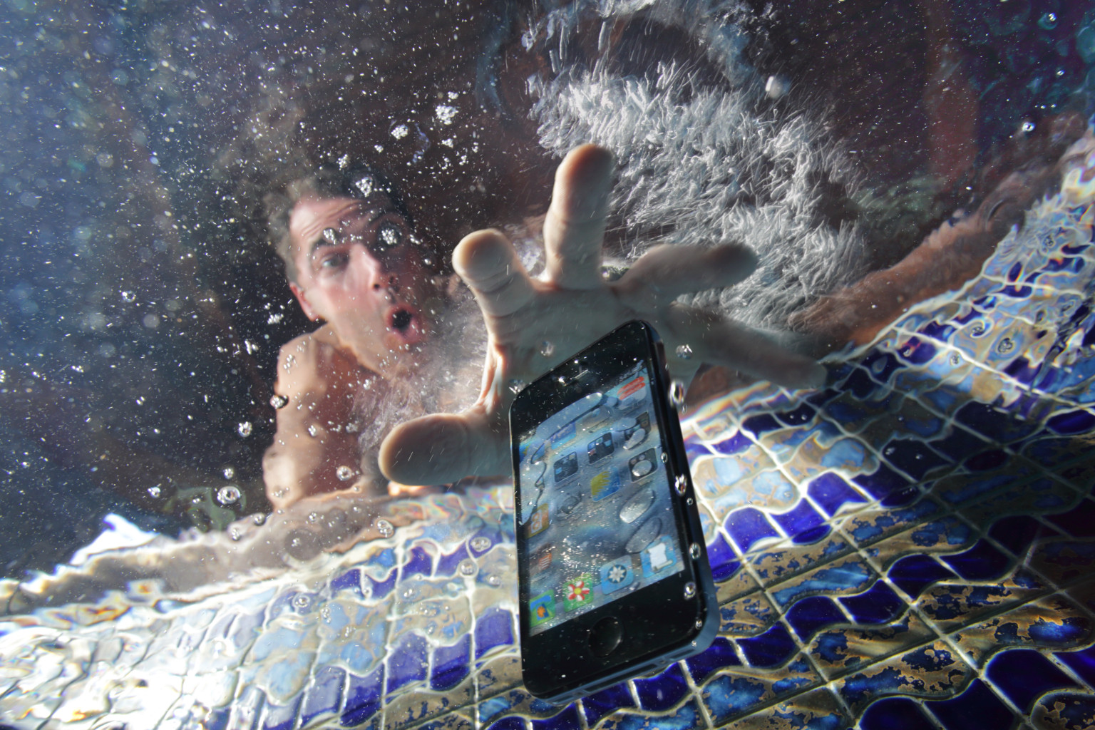 Экран телефона после воды. Смартфон в воде. Смартфон падает в воду. Айфон падает в воду. Утопленный телефон.