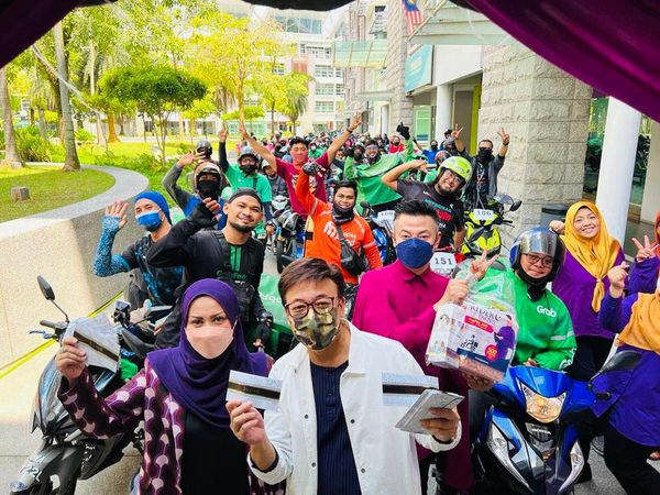 Aznil bersama orang kuat Eskayvie, Dr Syid Ayob Syid Mustafa Al Qudri (Ketua Pegawai Eksekutif Eskayvie Sdn Bhd) dan isteri, Kartika Wati Mohamed seronok mengagihkan sumbangan kepada 'rider'.