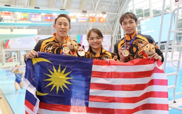 From left to right: Ooi Tze Liang, Nur Dhabitah Sabri, and Chew Yi Wei.