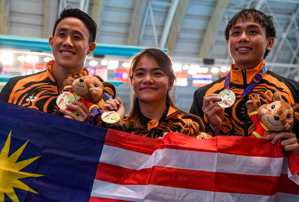 Ooi Tze Liang (left), Nur Dhabitah Sabri (middle), and Chew Yi Wei have helped Malaysia win three gold medals at the 31st SEA Games.