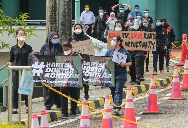 A group of contract doctors participating in a Hartal Doktor Kontrak protest at Sungai Buloh Hospital in July last year.