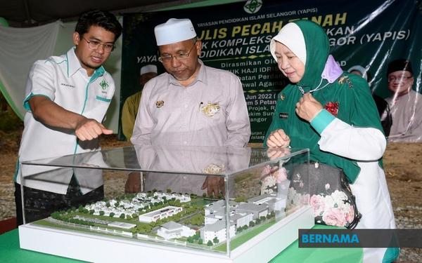 Datuk Idris Ahmad (centre) attending the ceremony for the Selangor Islamic Education Foundations (YAPIS) Education Complex Project in Mukim Sungai Panjang, Sungai Besar, Selangor on Monday, 6 June.