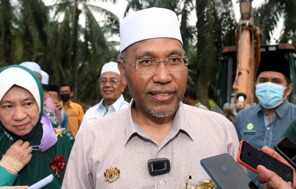 Minister in the Prime Minister's Department (Religious Affairs) Datuk Idris Ahmad.