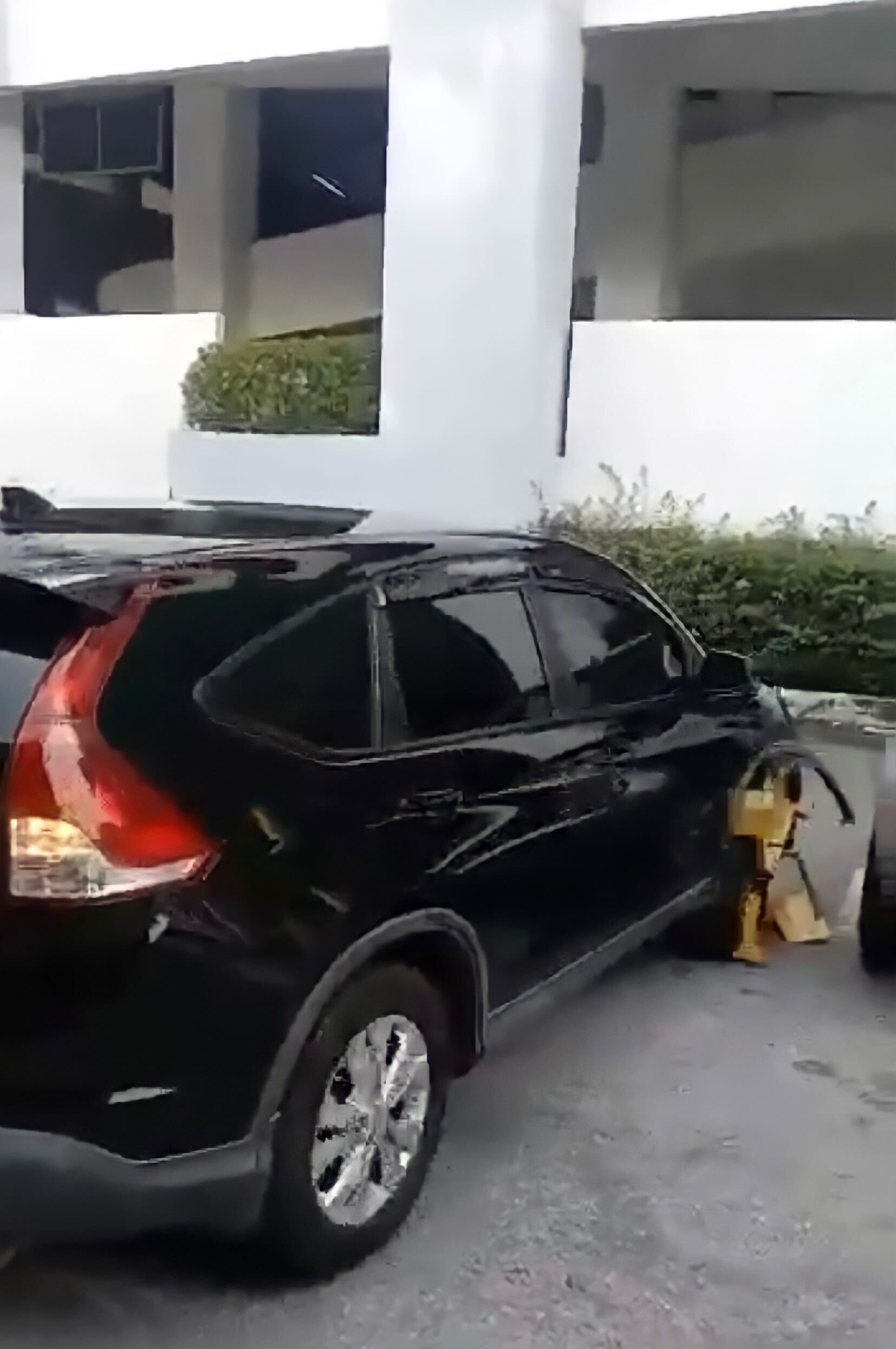 [VIDEO] Un homme ignore son pneu coincé et repart comme si de rien n’était