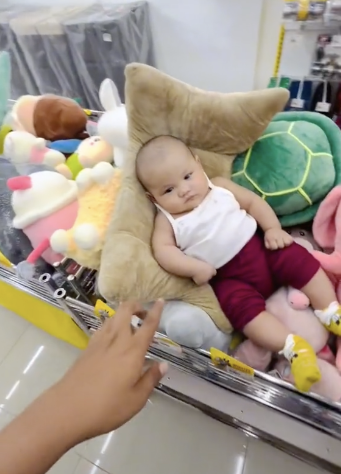 Selamba Baring Atas Bantal, Aksi Comel Baby Dekat MR DIY Buat Ramai Teringin Nak Beli