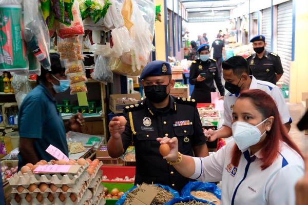 Norena inspecting eggs prices at Pasar Besar Melaka, Bachang.