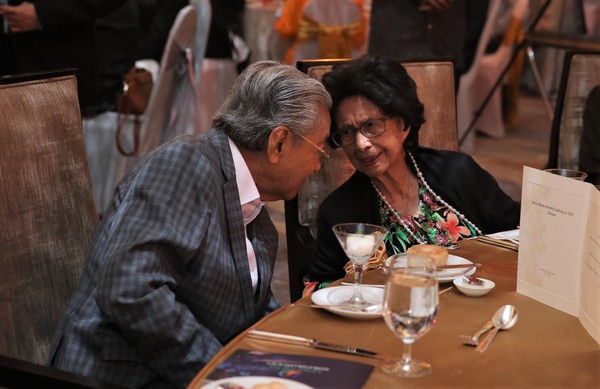 Tun Dr Mahathir bin Mohamad and Tun Dr Siti Hasmah enjoying a lighthearted moment at the Soft Launch Ceremony of UNIQ META World Gallery & NFT.