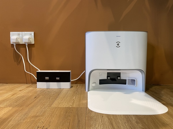 The standard Deebot charging dock (left) and the Auto Empty Station (right).