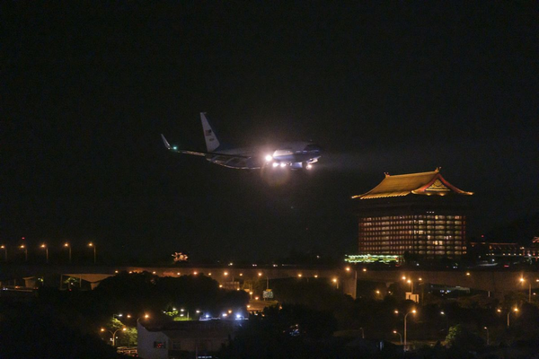 US House Speaker Nancy Pelosi's flight, SPAR19, a US Air Force C-40.