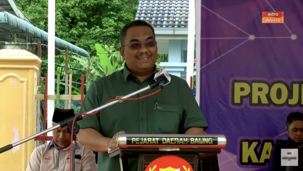 Kedah Menteri Besar Datuk Seri Muhammad Sanusi Md Nor speaking at the groundbreaking ceremony for the construction of houses for flood victims in Kampung Iboi, Baling.