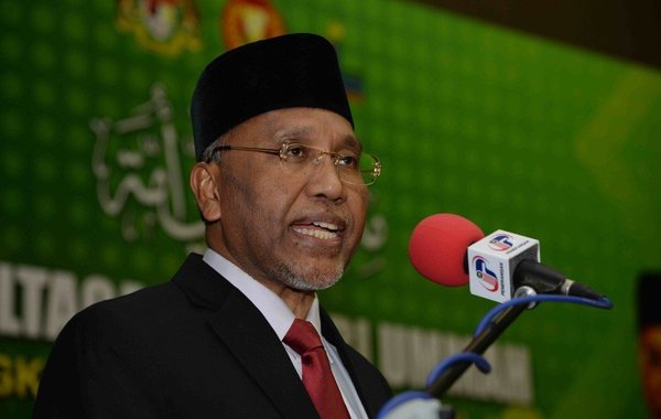 Minister in the Prime Minister's Department (Religious Affairs) Datuk Idris Ahmad.