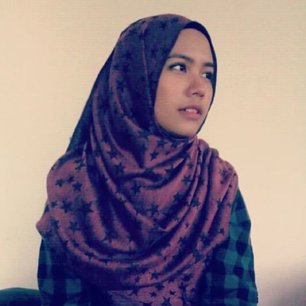 Donning a pashmina shawl, Syaza looks into the distance in this heavily-filtered photo.