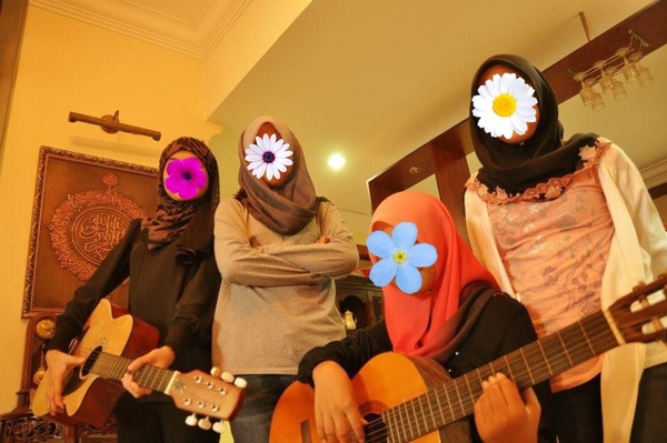 Didi and friends posing with guitars like Najwa Latif, while wearing the trending omber bawal and leopard print shawls in 2012.