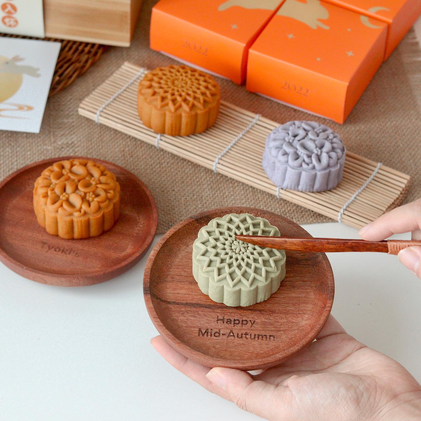 Mid-Autumn Festival Features yellow mooncake gift box 比比赞爆浆奶
