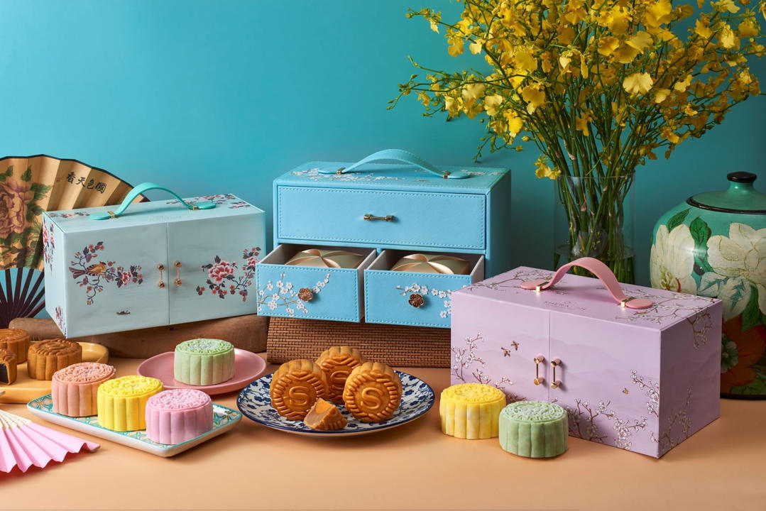 Mid-Autumn Festival Features yellow mooncake gift box 比比赞爆浆奶