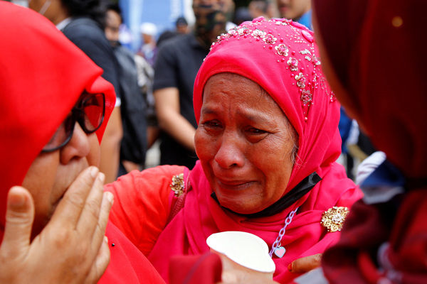 Supporters of former Malaysian prime minister Najib Razak react outside the Federal Court in Putrajaya.