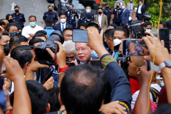 Najib Razak speaks to journalists outside the Federal Court during a court break in Putrajaya earlier today, 23 August.