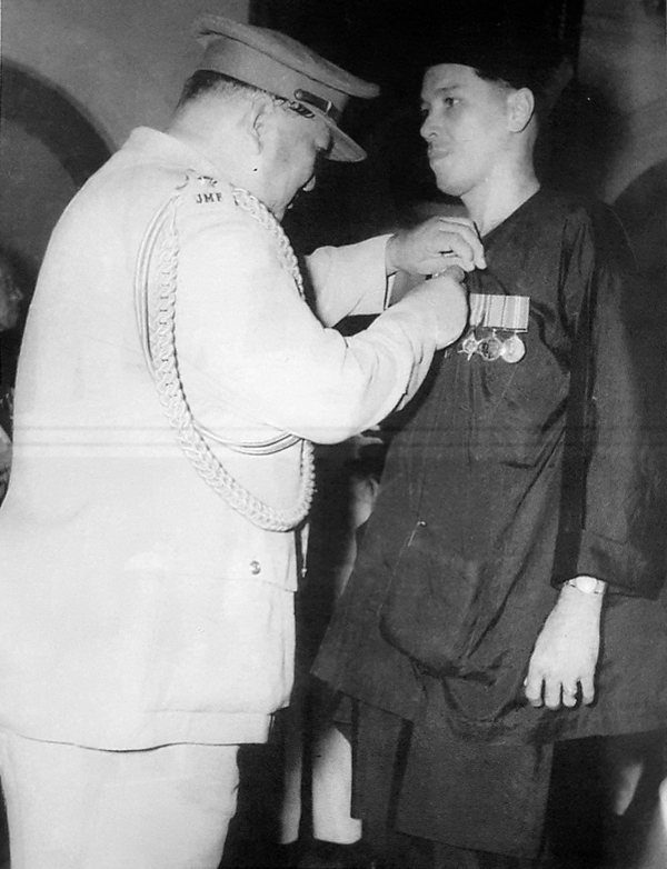 Mohamed being awarded Ibrahim Sultan Medal (II Class) by Sultan Ismail.