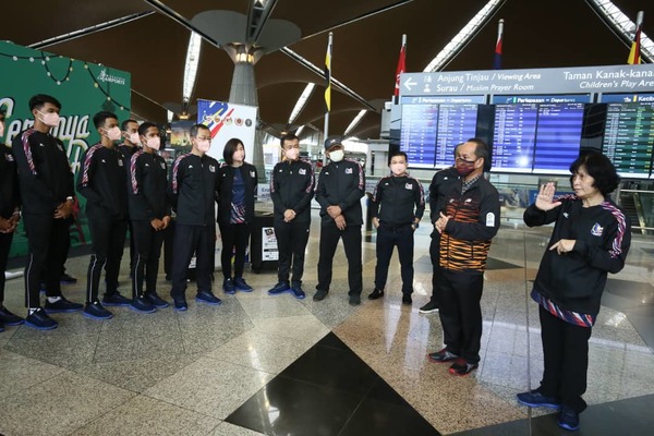 Lim signing for the deaf athletes and officials before departing for the Deaflympics in Brazil in 2022.