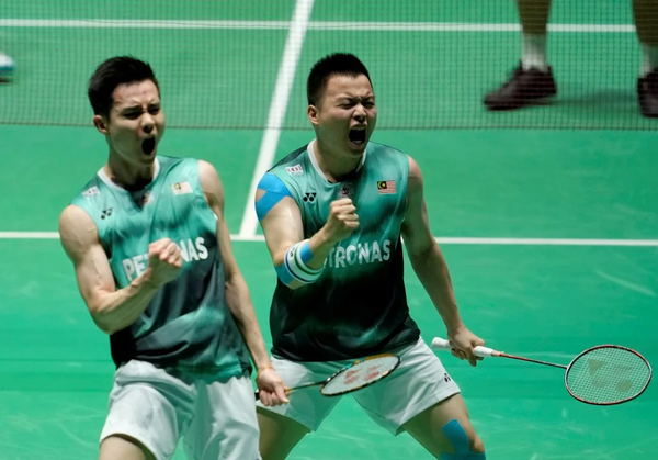 Aaron Chia (right) and Soh Woo Yik at the Tokyo Metropolitan Gymnasium in Tokyo, Japan, on Sunday.