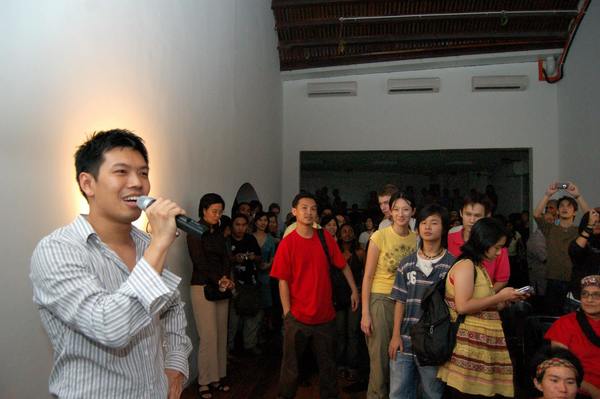 Pang speaking at the launch of the Annex Gallery in 2007.