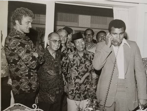 Harun Idris (second from the right) and Muhammad Ali (far right).