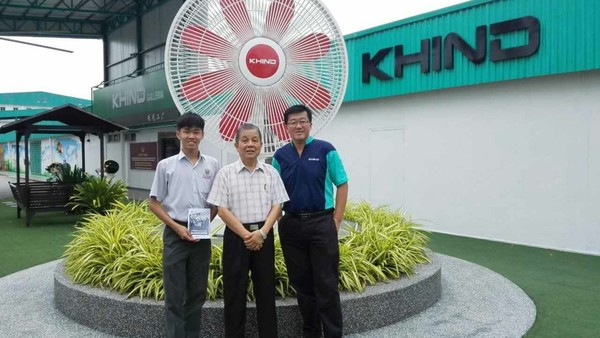 The same student, Yee Heng (first from left), having his internship with KHIND.