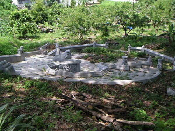Foo Teng Nyong's grave before the demolition occured.