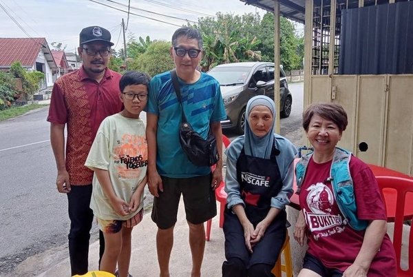 From left to right: Dungun Area Malaysian History Association honorary secretary Wan Mohd Rosli, Ling Kok Ong, Hamsiah Mohamad, and Josephine Ng at Hamsiah's restaurant in Bukit Payong.