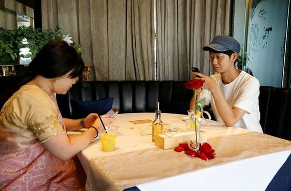 Shoji Morimoto dining with his client, Aruna Chida, in a cafe.