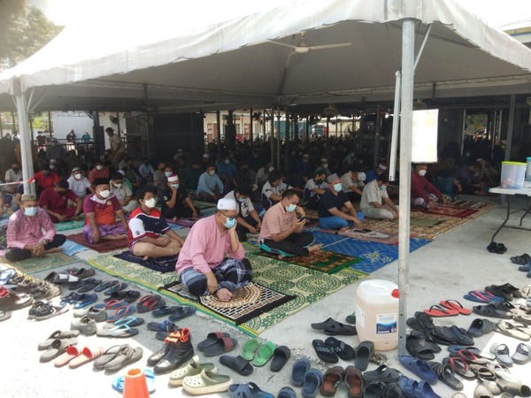 Keadaan jemaah yang hadir ketika solat Jumaat di surau Al-Jannah.