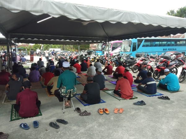 Keadaan jemaah yang hadir ketika solat Jumaat di surau Al-Jannah.