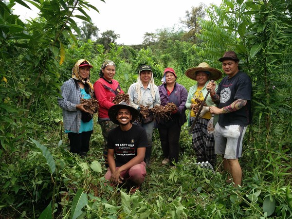 Lakshwin with a group of women at a farm.