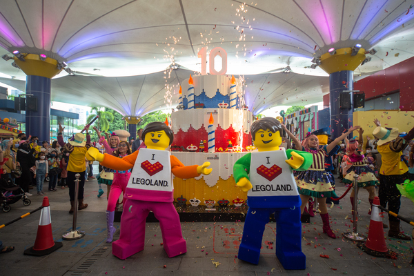 Kek ulang tahun LEGO® setinggi 12 kaki ini menggunakan 90,000 LEGO® DUPLO®, dan lebih 320 jam untuk dilengkapkan.